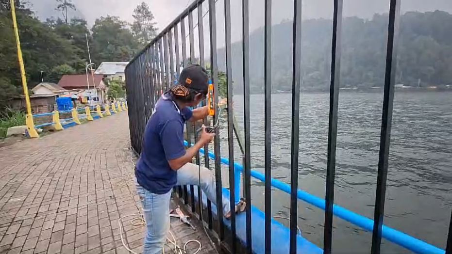 Alasan kenapa Telaga Sarangan dipagar. (AJI PUTRA/JAWA POS RADAR MAGETAN)