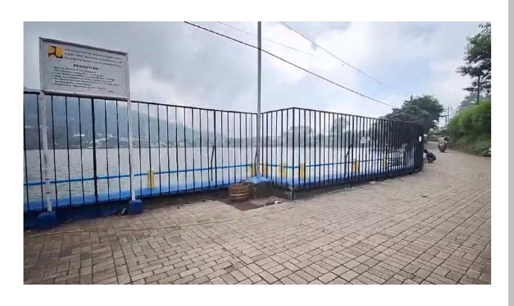 Telaga Sarangan Destinasi Wisata Andalan Magetan, Baru-Baru Ini Viral Dengan Pemasangan Pagar di Tepi Telaga.