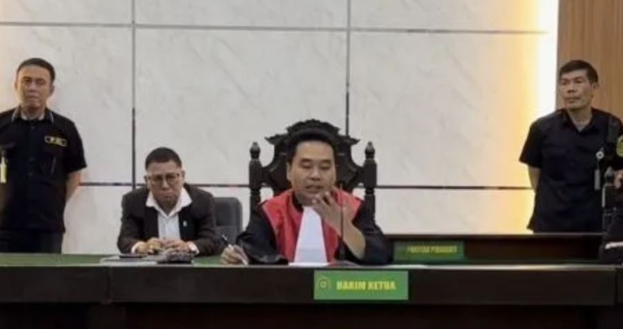 Hakim tunggal Eman Sulaeman memimpin jalannya sidang praperadilan Pegi Setiawan yang dihadiri pemohon Polda Jabar Senin hari ini (1/7/2024). (ANTARA)