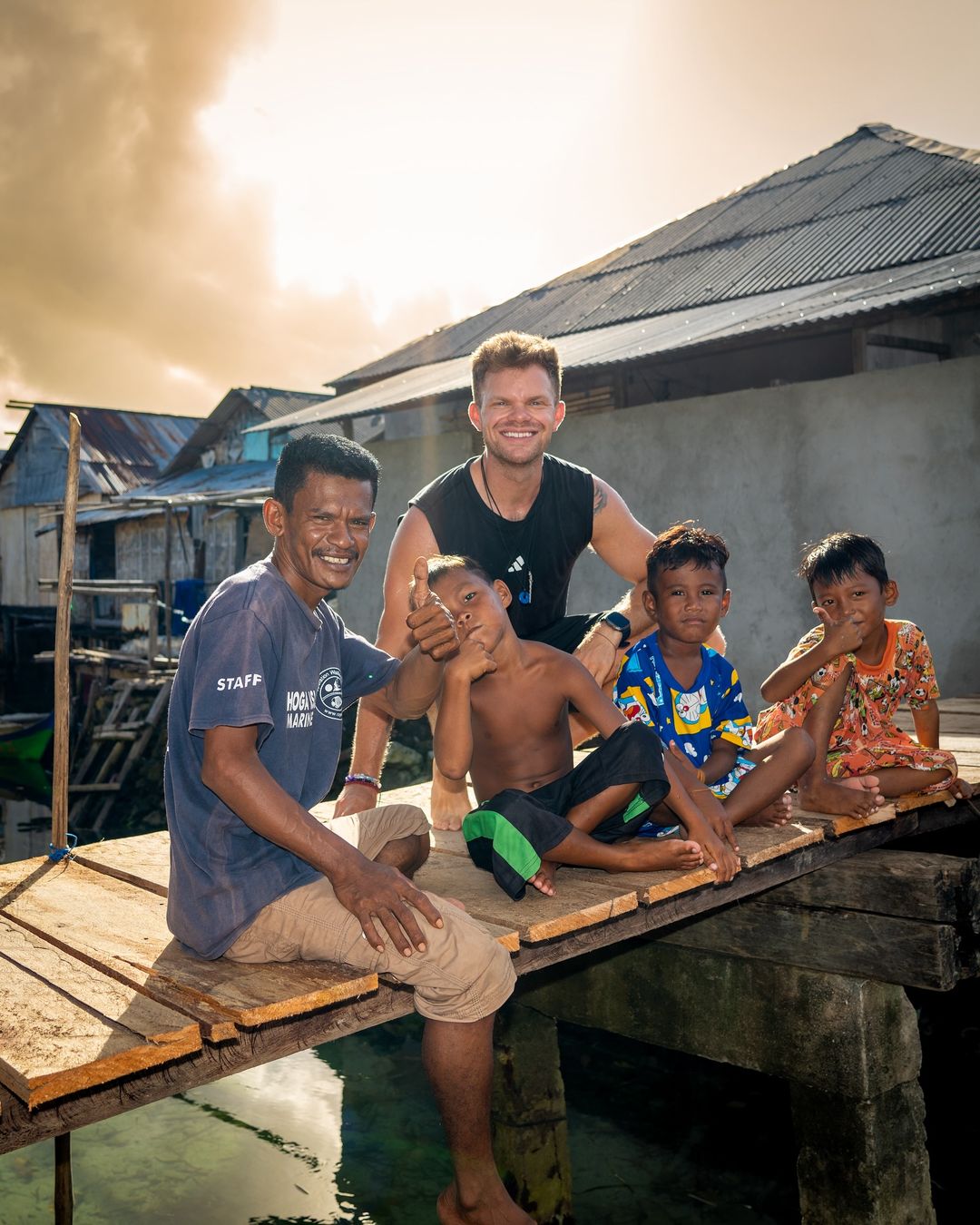 WNA asal Denmark Bernama Kristian Membantu Memperbaiki Jembatan Warga Masyarakat Wakatobi yang Rusak (Instagram @thekristianhansen)