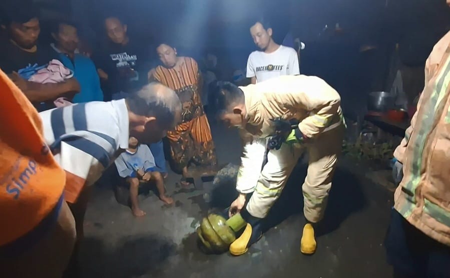 Petugas PMK sigap mengatasi tabung gas bocor di rumah Sutarmin di Dusun Sedran, Desa Wates, Panekan, Magetan pukul 19.00 Senin (1/7/2024). (AJI PUTRA/JAWA POS RADAR MAGETAN)