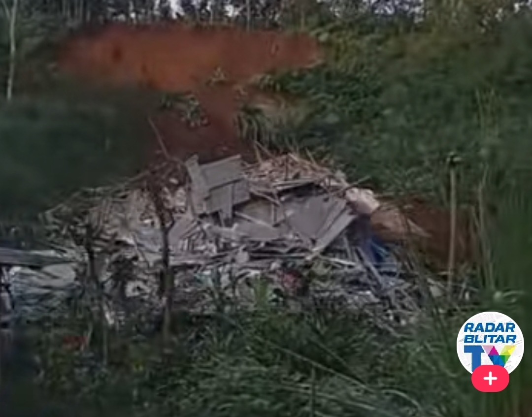 Video Detik-detik longsor kandang ayam di Desa Bumirejo, Kesamben, Blitar Minggu sore (30/6/2024). (CAPTURE RADAR BLITAR TV)