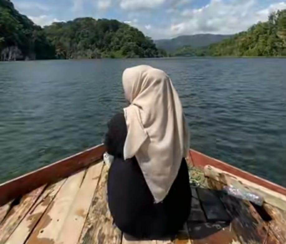 View eksotis destinasi wisata Telaga Sarean Sooko, Ponorogo, Jawa Timur. (Tk @sitiarina)