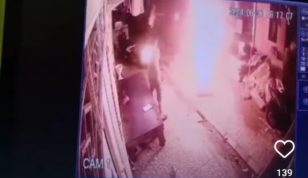 Viral video detik-detik suami tega bakar istri di Tangerang. (CAPTURE RADAR BANDUNG)