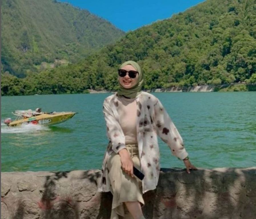 Telaga Sarangan Dipagar di sekitar pagar air tak mengurangi keindahan destinasi ini untuk menghasilkan foto genik yang instagramable. (Ig @fanina_meidi)