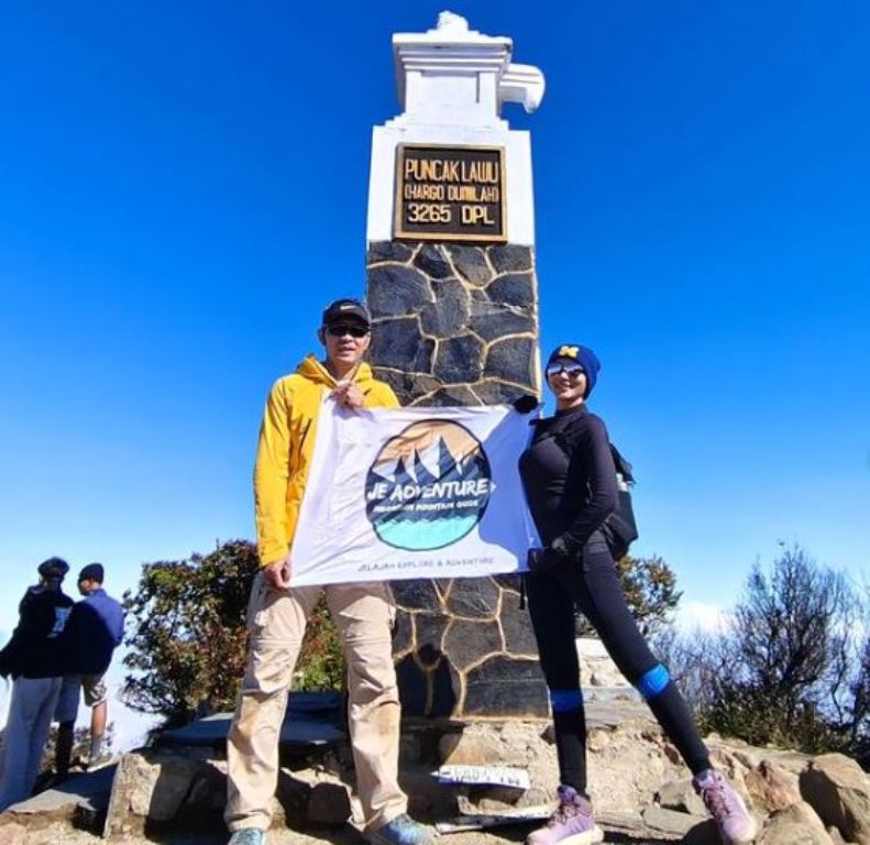 Menuju puncak Gunung Lawu dari jalur pendakian Cemoro Kandang. (Ig @jemmyeffendy)