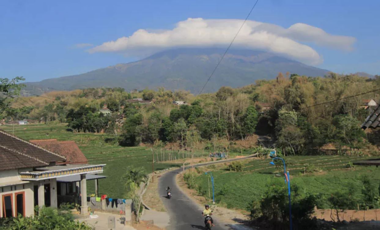 FENOMENA ALAM: Pemandangan Gunung Lawu yang terselimuti awan lenticular dari Kecamatan Plaosan. (AJI PUTRA/JAWA POS RADAR MAGETAN)