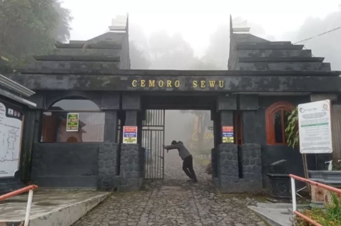 Pintu gerbang Cemoro Sewu, satu dari tiga jalur pendakian Gunung Lawu. (DOK. JAWA POS RADAR MADIUN)