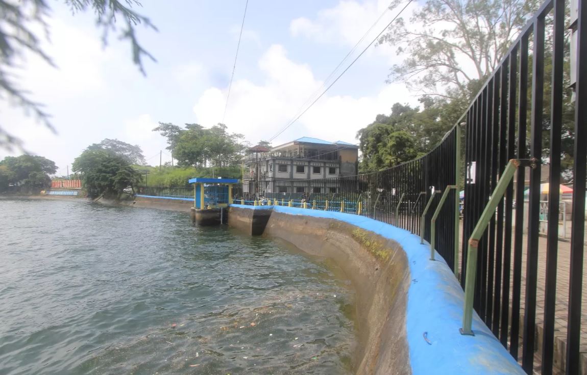 Pintu air Telaga Sarangan dipagar ternyata merupakan spot mancing favorit. (AJI PUTRA/JAWA POS RADAR MAGETAN)
