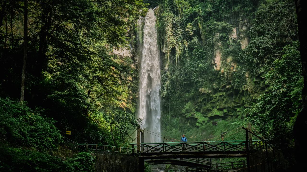 Keindahan Air Terjun Grojogan Sewu Karanganyar