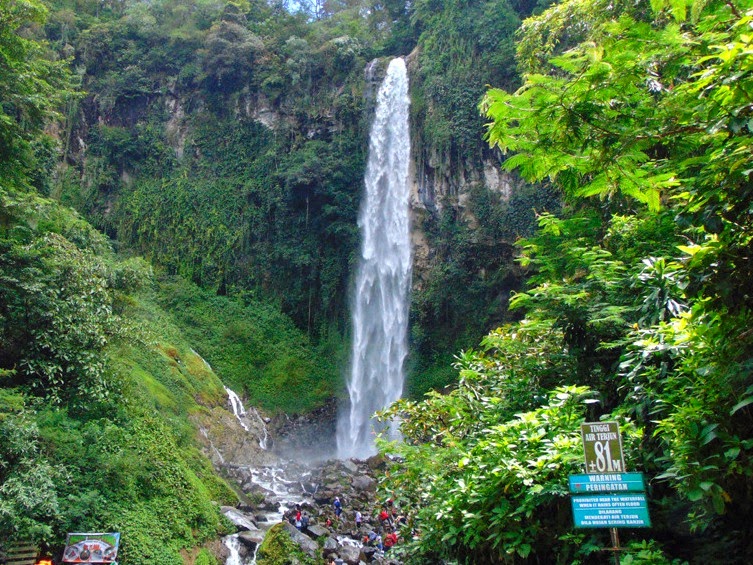Grojogan Sewu merupakan air terjun paling ikonik di kawasan Soloraya. (foto : jogjatourwisata.id)