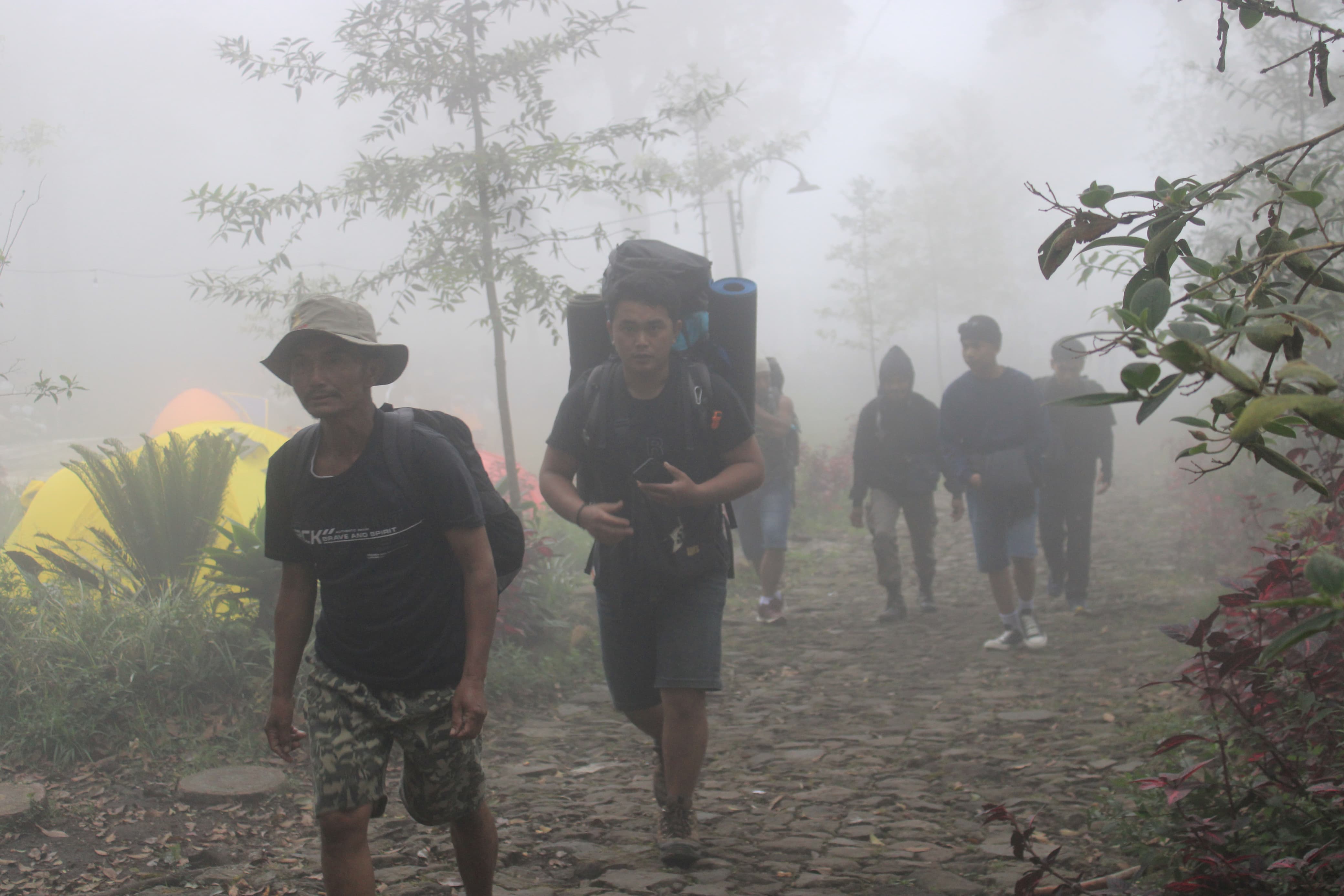 Cuaca terkini Gunung Lawu, pendaki ritual malam 1 Sura meningkat drastis Sabtu (6/7/2024).