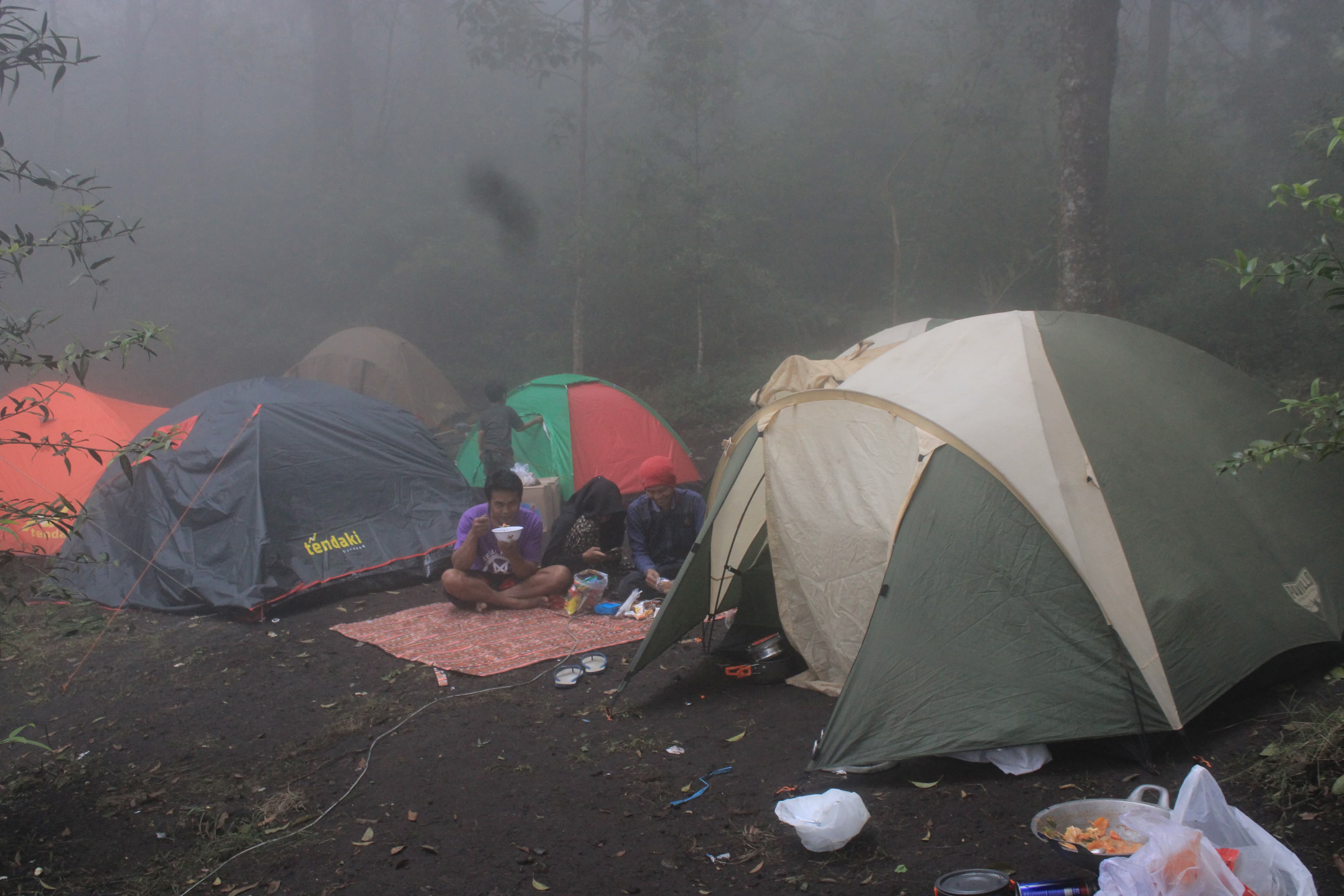 Pengunjung daei berbagai daerah berdatangan menghabiskan momen malam 1 Sura dengan camping dan ritual di Gunung Lawu. (AJI PUTRA/JAWA POS RADAR LAWU)