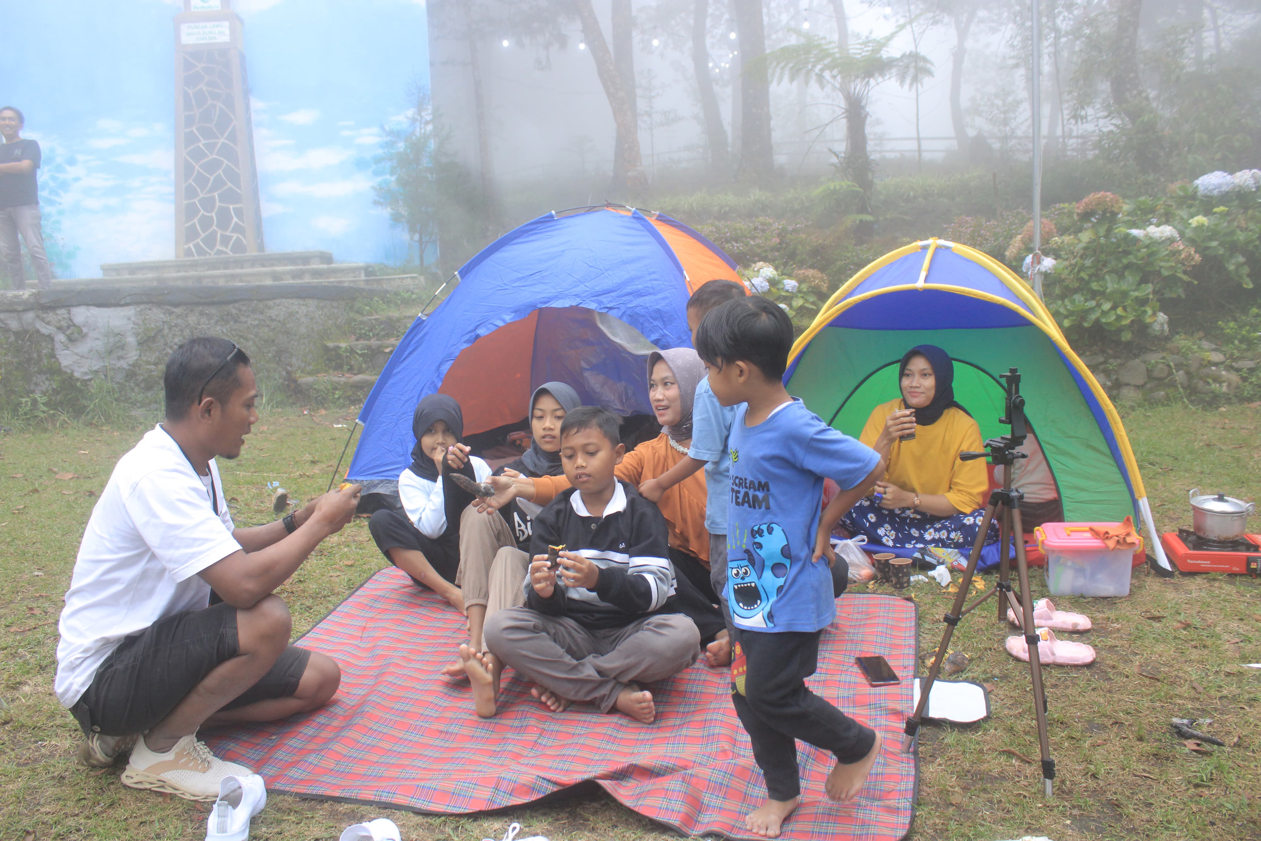Camping seru bersama keluarga jelang malam 1 Sura di Gunung Lawu Sabtu hari ini (6/7/2024). (AJI PUTRA/JAWA POS RADAR MAGETAN)