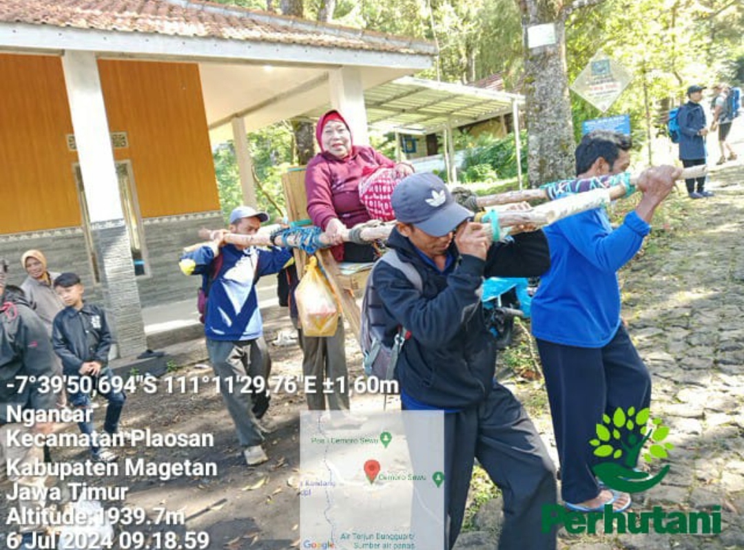 Mbok Yem kembali naik ke Gunung Lawu saat momen malam 1 sura Sabtu (6/7/2024). (PERHUTANI UNTUK JAWA POS RADAR LAWU)