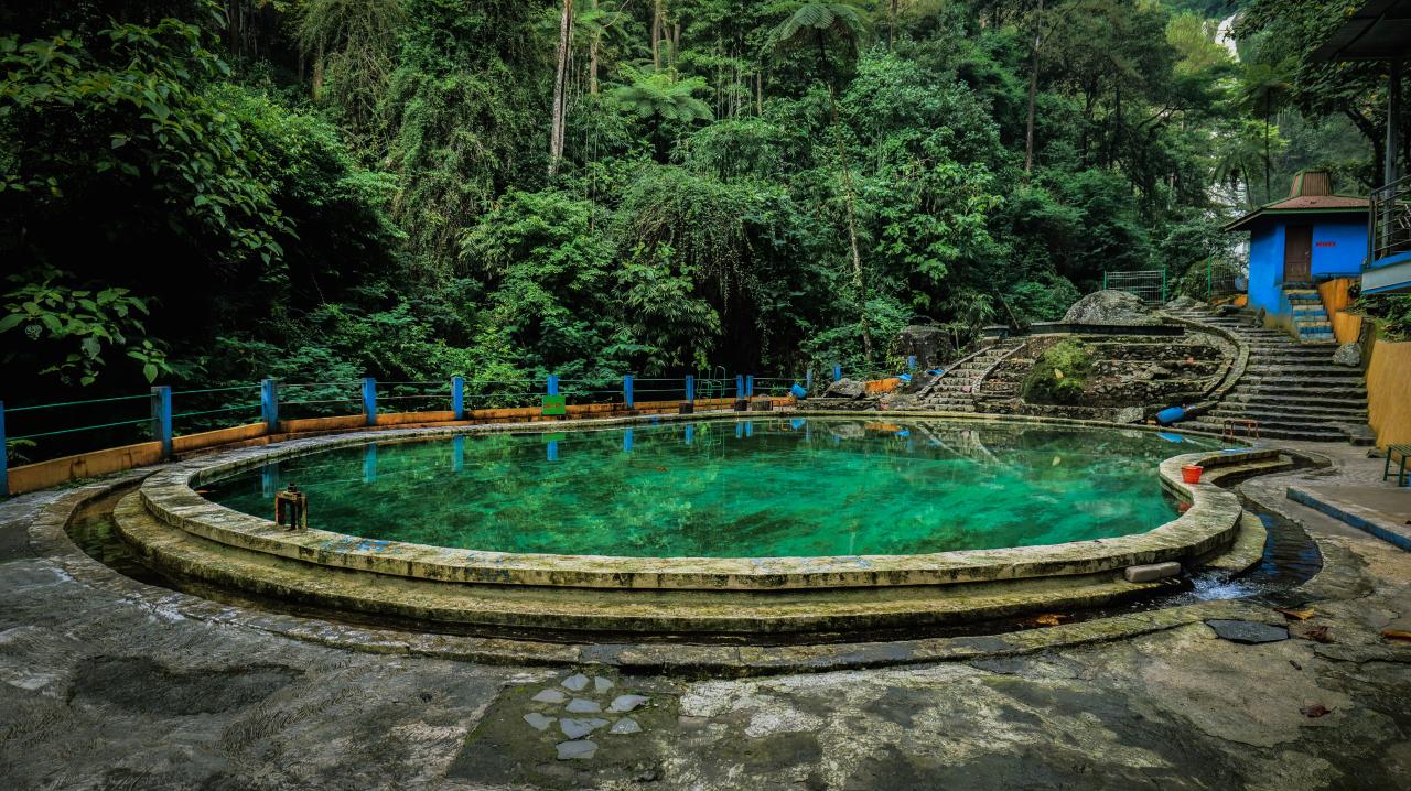 Air Terjun Grojogan Sewu ini memiliki fasilitas kolam renang yang bisa di nikmati pengunjung
