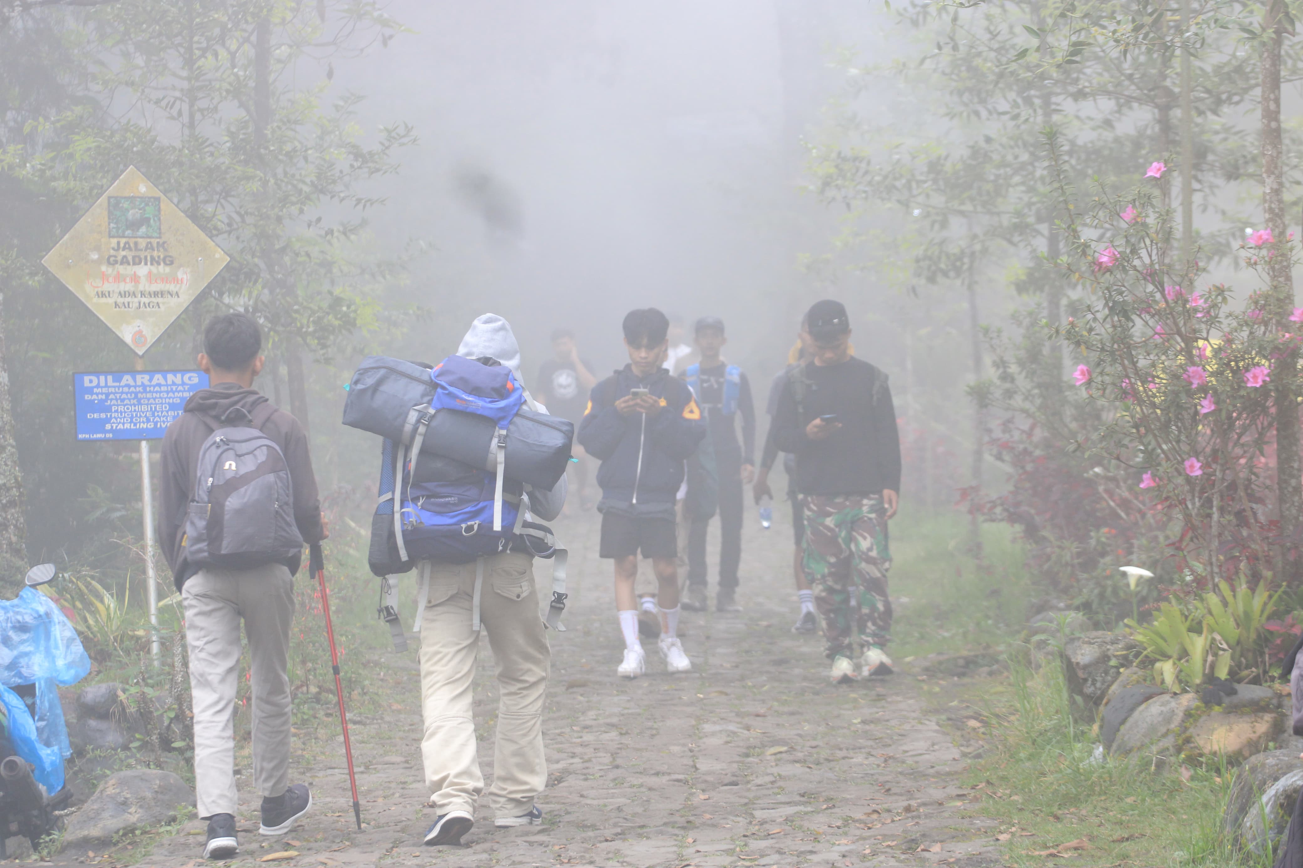 Ribuan pendaki padati Gunung Lawu di momen malam 1 Sura. (AJI PUTRA/JAWA POS RADAR MAGETAN)