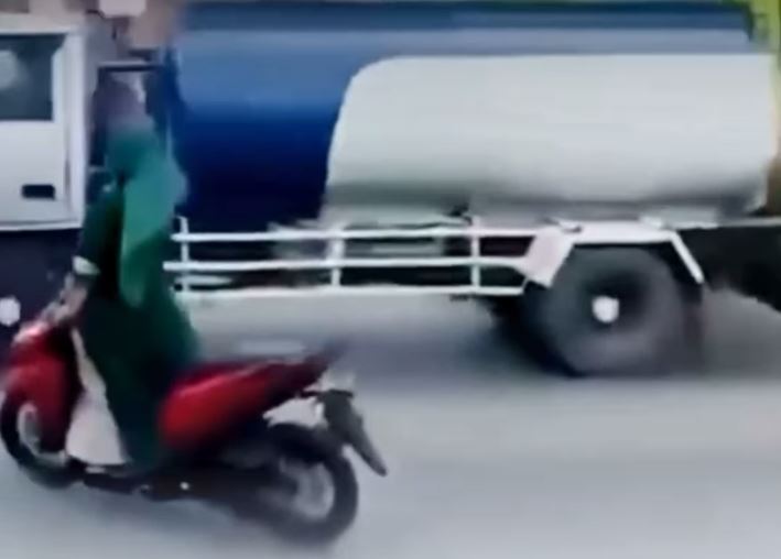 Viral video emak-emak naik motor sambil berdiri tanpa helm nyaris terserempet truk di Pati. (JAWA POS)
