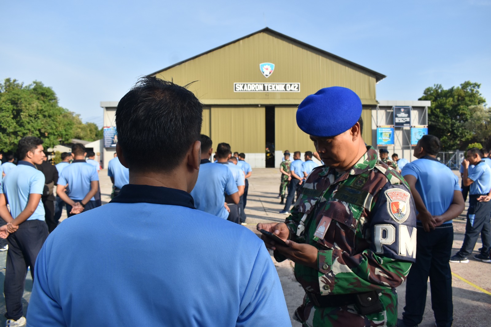 Lanud Iswahjudi Magetan menggelar razia handphone antisipasi judi online (judol). (LANUD ISWAHJUDI UNTUK JAWA POS RADAR LAWU)