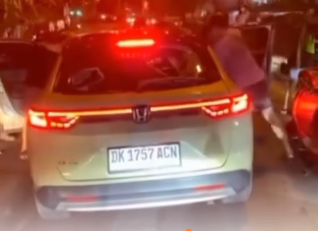 Viral diduga bule jadi bulan-bulanan warga usai tabrak lari. (Ig @jawapos)