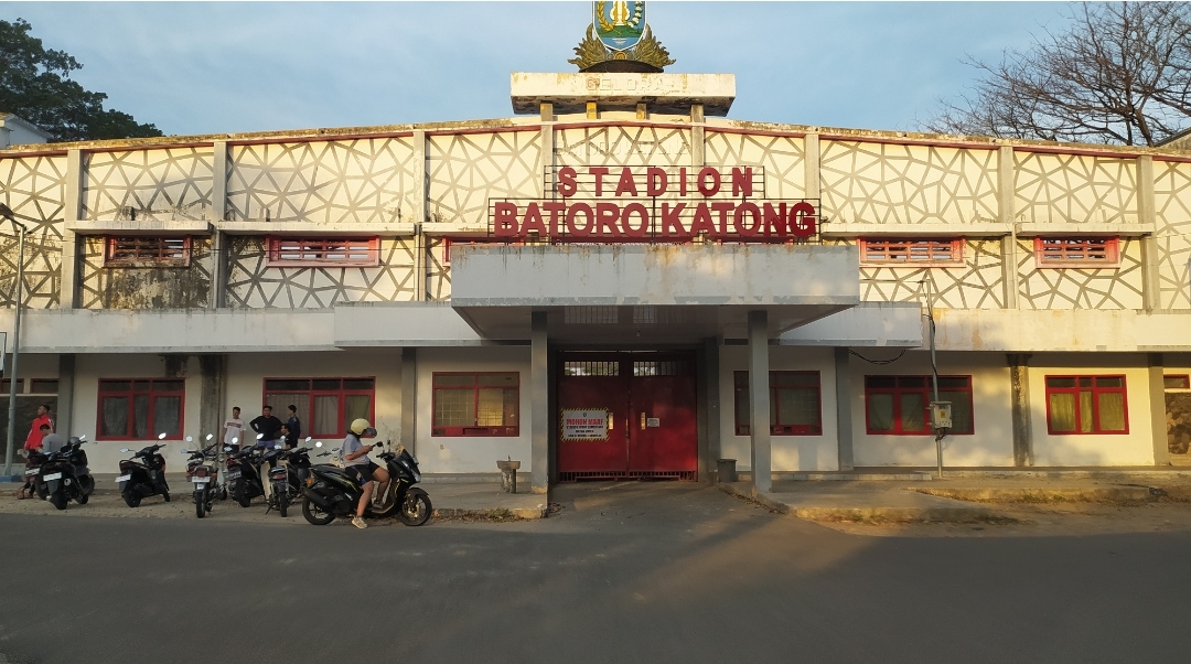 CARI TEMPAT LAIN: Disbudparpora Ponorogo menutup Stadion Batoro Katong untuk umum selama pekerjaan pergantian rumput berlangsung tiga bulan. (SUGENG DWI N./ JAWA POS RADAR PONOROGO)