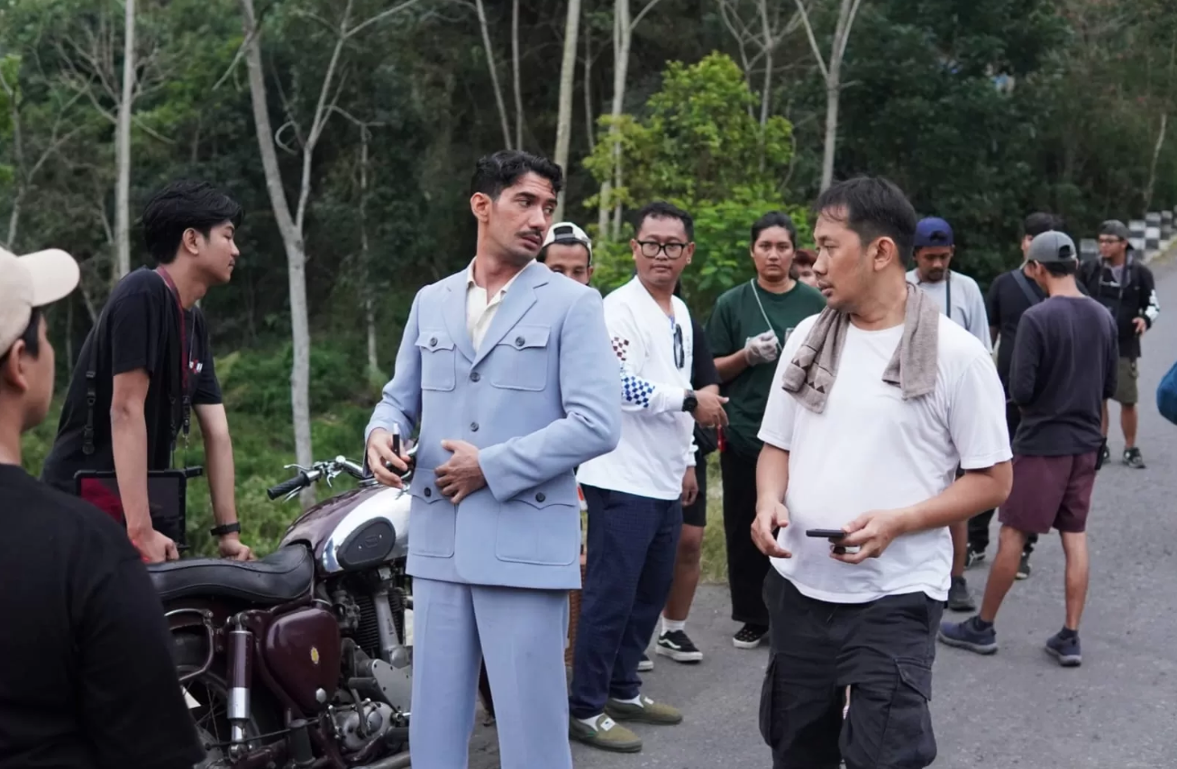 Reza Rahadian saat menjalani proses syuting film Gowok Kamasutra Jawa. (JawaPos)