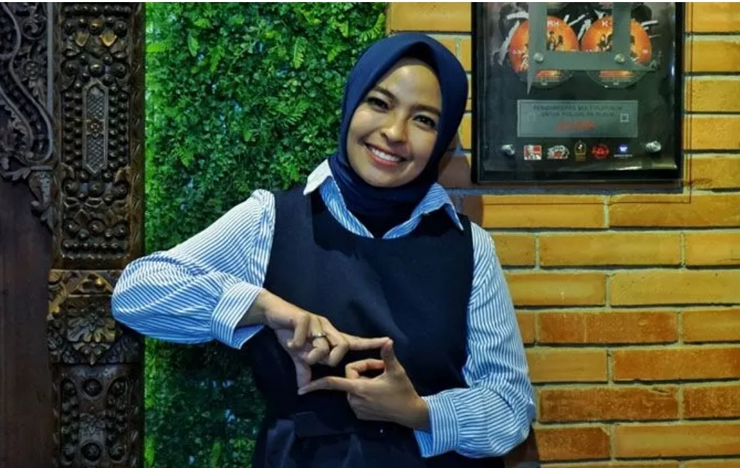 Profil Tantri Kotak yang nyungsep dari panggung ditarik penonton, suaminya asal Madiun. (JAWA POS)