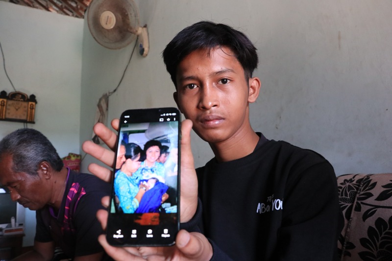 PRIVILEGE: Moh. John Garuda Putra, asal Ponorogo menunjukan proses persalinan saat dirinya&nbsp;lahir di pesawat&nbsp;perjalanan dari Arab Saudi ke&nbsp;Indonesia 2005 silam.&nbsp;(SUGENG&nbsp; DWI N./JAWA POS RADAR PONOROGO)