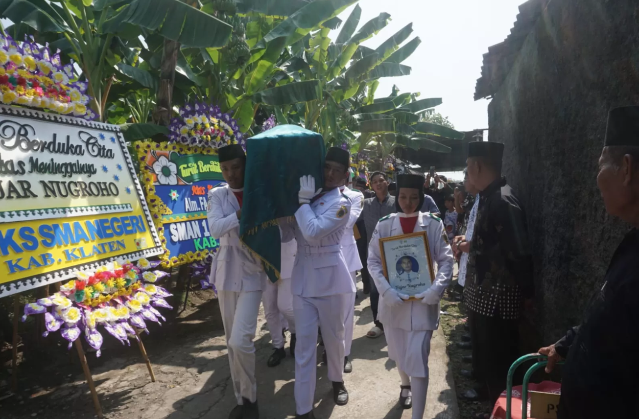 : Anggota Paskibra Kecamatan Cawas mengiringi pemakaman Fajar Nugroho, ketua OSIS SMAN 1 Cawas Klaten pada Selasa (9/7).
