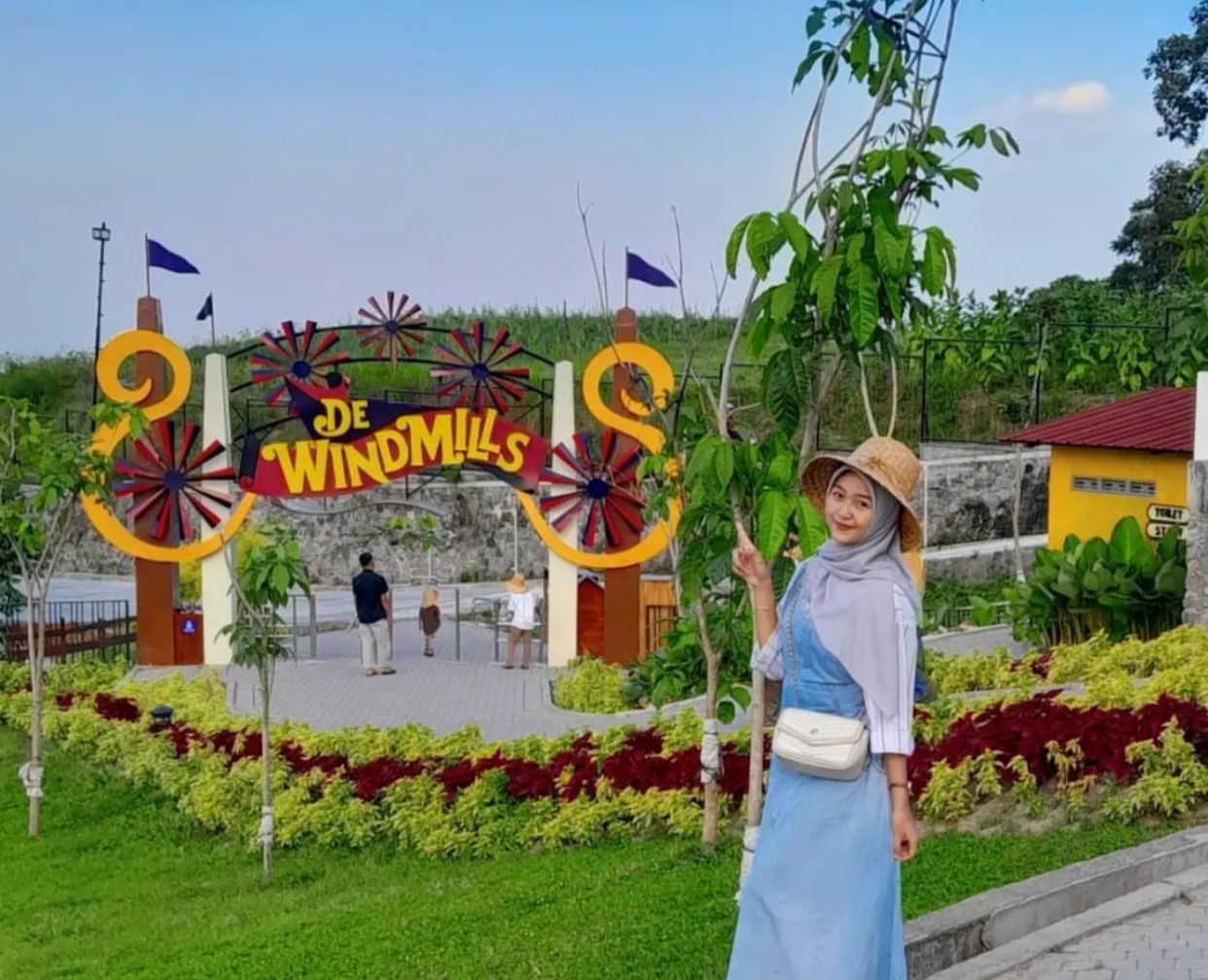 Daya Tarik Cepogo Cheese Park kincir angin serta bangunan bak seperti berada di Negeri Kincir Angin Belanda yang diberi nama The Windmills.