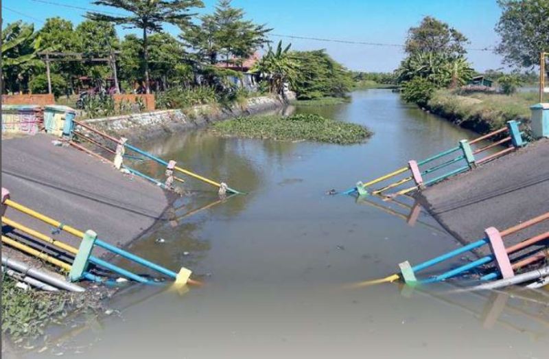 Mobil terjebak saat detik-detik jembatan di Sidoarjo ambrol Minggu (16/7/2024). (Ig @jawapos)