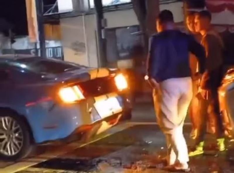 Viral mobil sport Mustang ringsek diduga ditumbur mobil lain dari arah belakang di Jalan Soekarno Hatta, Ponorogo, Jawa Timur. (Ig @ponorogo.update)