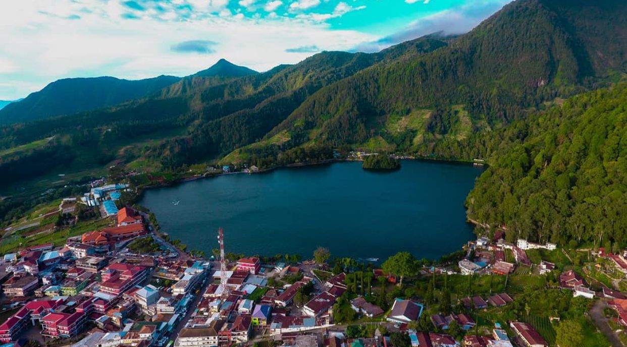 Keindahan Telaga Sarangan (ig @ajieaerial)