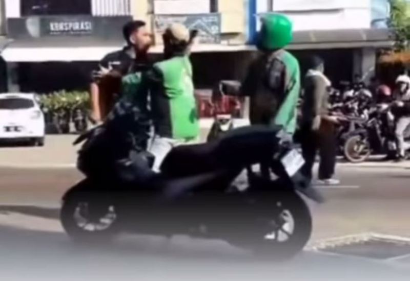 Viral video sopir truk towing pukul driver ojol gegara tak terima ditegur karena ugal-ugalan di Tangerang Selatan (Tangsel). (Ig @jawapos)