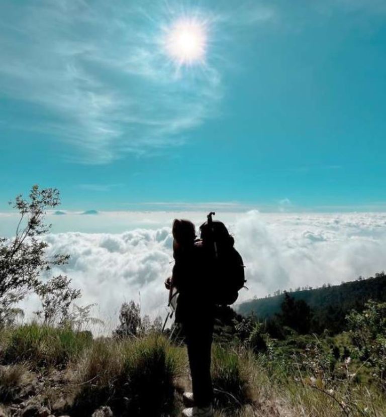 Puncak Gunung Lawu. (Ig @windigrasela_)