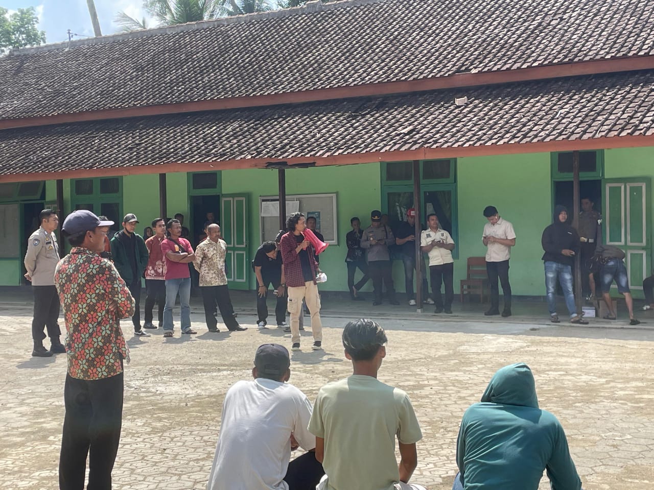 Puluhan warga menggelar demonstrasi di depan Kantor Desa Jatigunung, Pacitan mendesak transparansi PTSL. (ISTIMEWA)