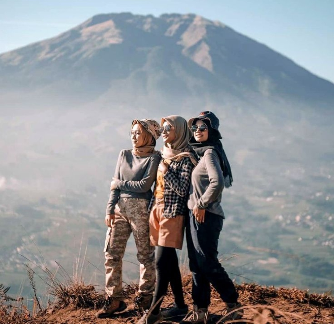 Panduan mendaki aman bagi pemula di Gunung Lawu pada cuaca dingin. (PINTEREST)
