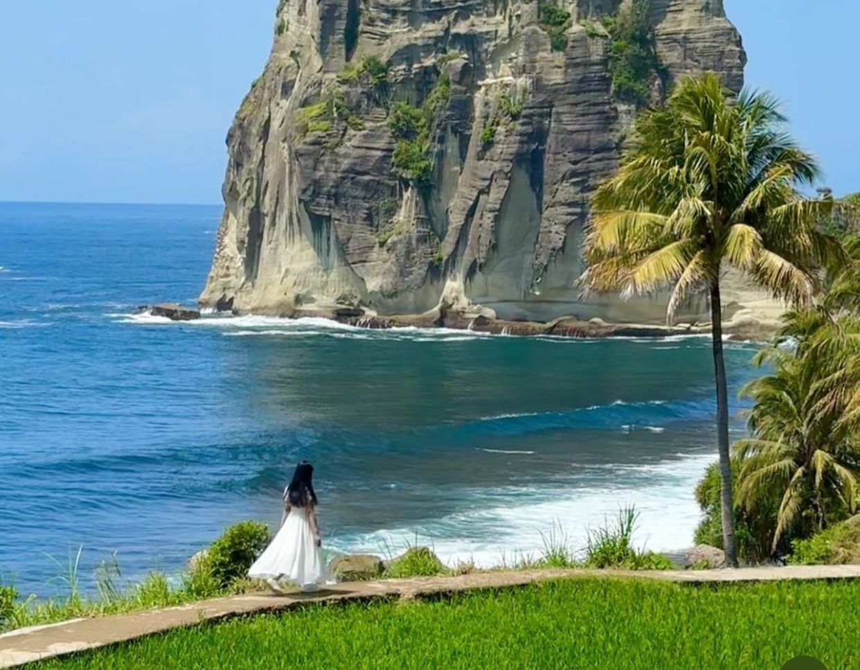 Pemandangan Indah Pantai Pangasan Pacitan (ig @dia.berkelana)