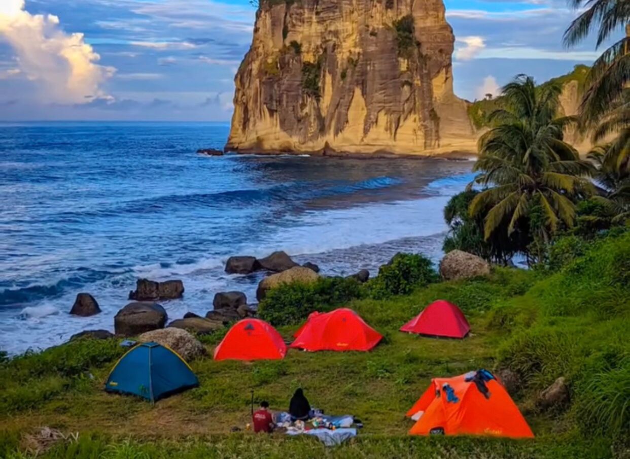 Camping di area Pantai Pangasan Pacitan Jawa Timur (ig candi_plaosan)