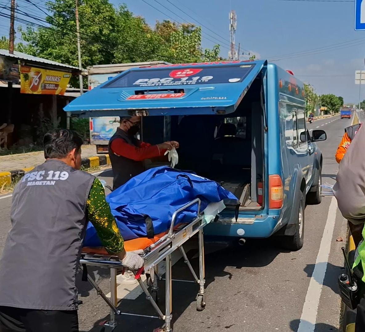 Kecelakaan maut di Jalan Raya Maospati-Magetan, dua pengendara meninggal di lokasi kejadian kemarin (23/7/2024). (AJI PUTRA/JAWA POS RADAR MAGETAN)