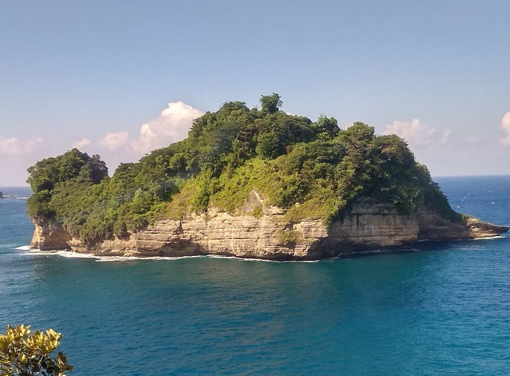 Keindahan Batu Karang yang nampak seperti Lumba-lumba atau Paus jika dilihat dari kejauhan