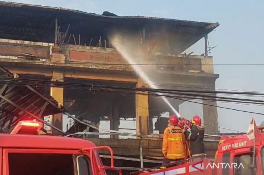 Kebakaran Hebat Hanguskan Kafe Tiga Lantai di Kudus, Kerugian Capai Rp900 Juta. (ANTARA)