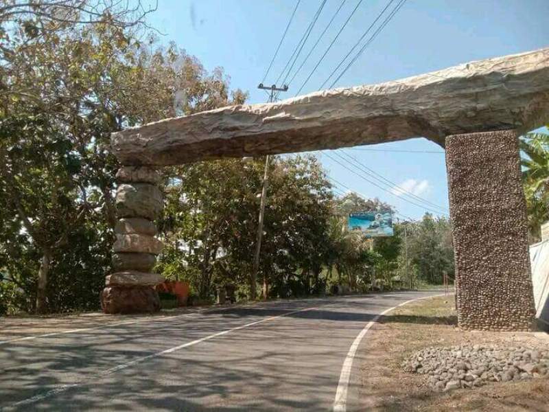 Inilah penampakan tugu perbatasan Pacitan-Trenggalek. (NUR CAHYONO/JAWA POS RADAR PACITAN)