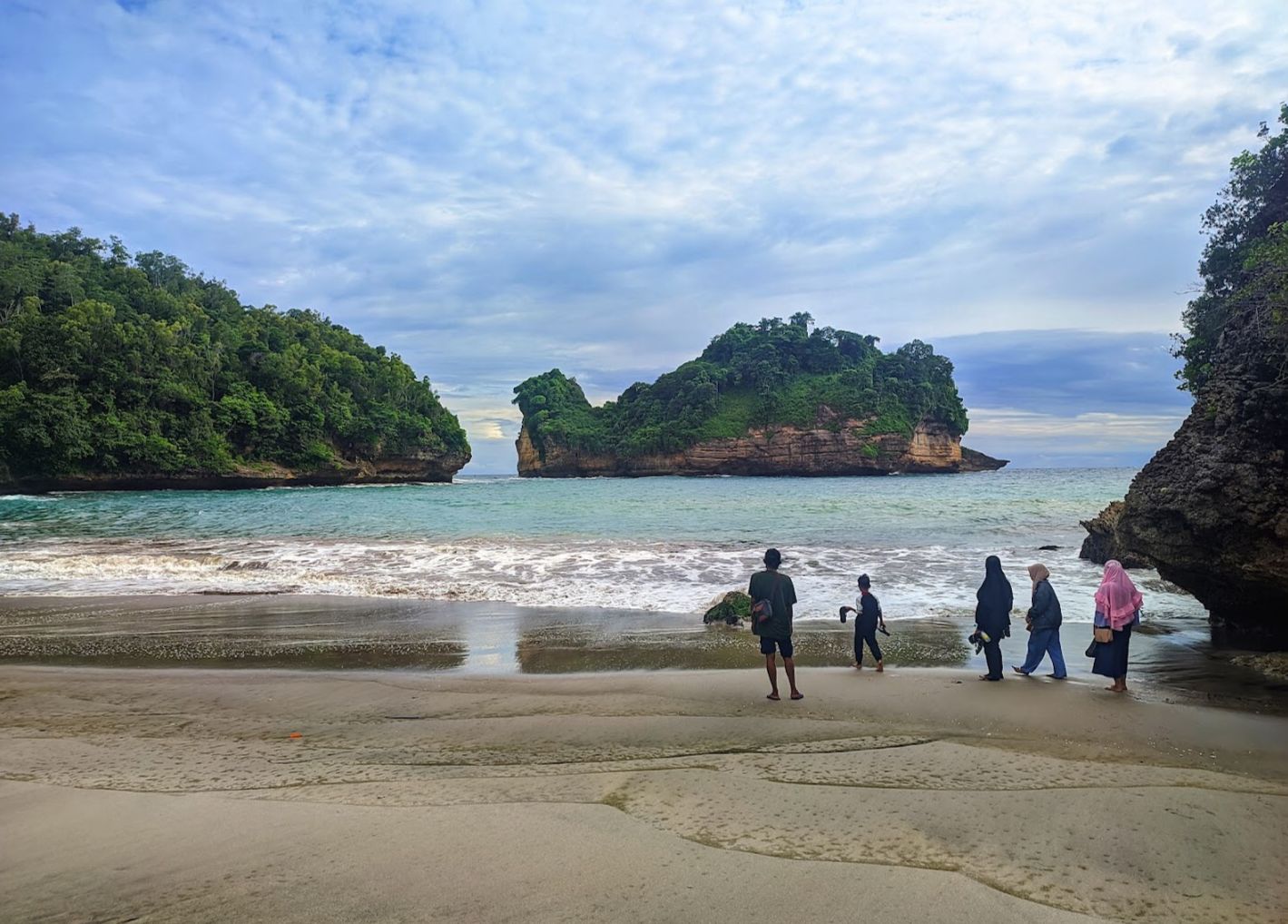 Pantai Bakung : sederet daya tarik yang membuat magnet minat pengunjung (google maps : Ilham Fajarudin)