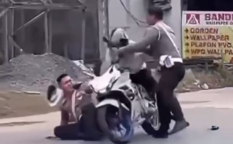 Pengendara Motor Tabrak Kasat Lantas Polres Berau Hingga Viral di Media Sosial. (Ig @radarbandung)&nbsp;