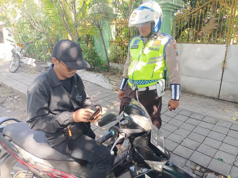 PATUH BERKENDARA: Satlantas Polres Ngawi telah melakukan penindakan terhadap dua ribu lebih pengendara selama operasi patuh semeru 2024 sejak tanggal 15 Juli. (POLRES UNTUK JAWA POS RADAR NGAWI)