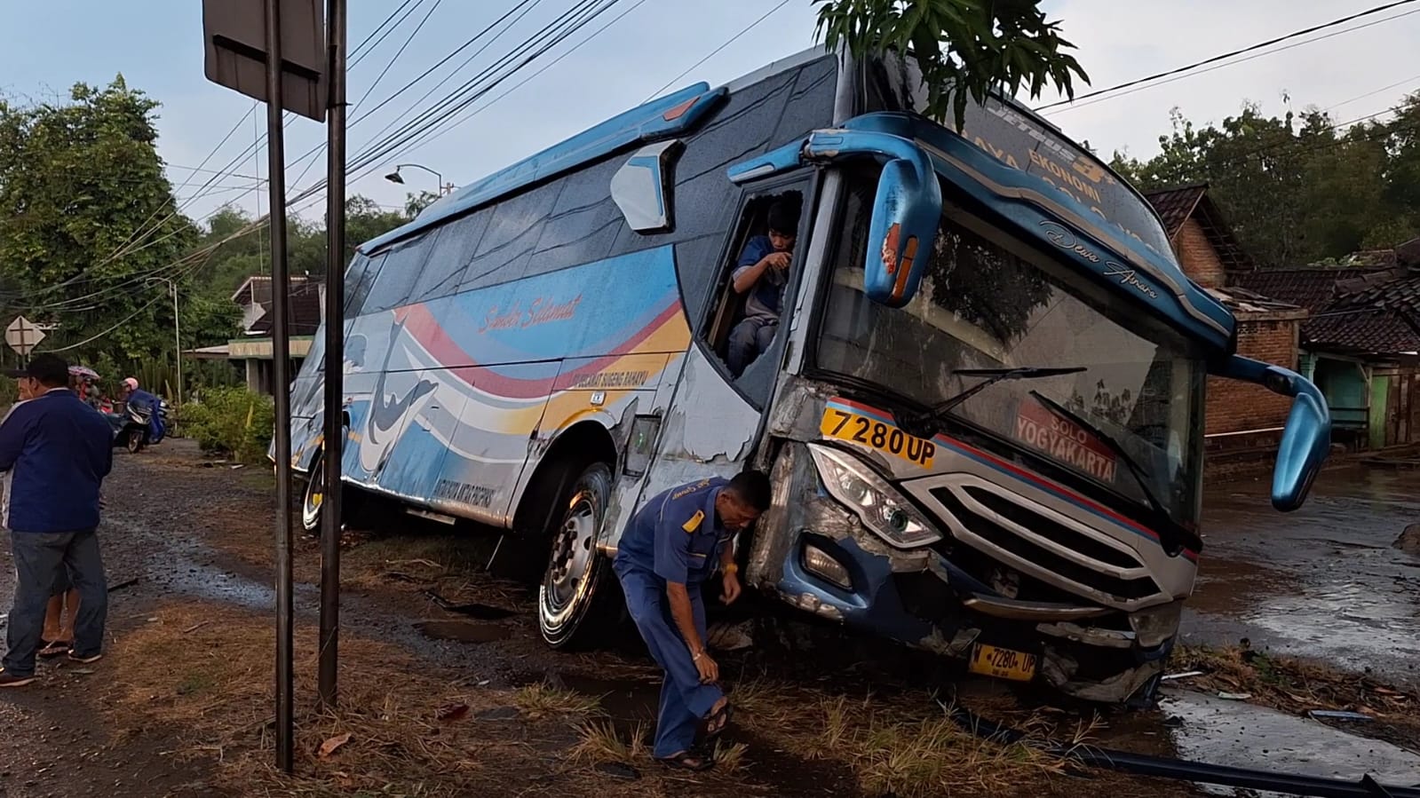 LAKA LANTAS: Bus Sugeng Rahayu bertabrakan dengan Bus Mira di Ngawi Rabu (31/7) sore. (ASEP SYAEFUL BACHRI/JAWA POS RADAR NGAWI)