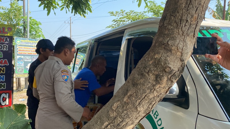 Mantan atlet petinju asal Desa Uteran, Geger, Madiun alami gangguan jiwa dibawa Dinas Sosial ke UPT Rehabilitasi Sosial Bina Laras Kediri Rabu (31/7/2024). (DIAN RAHAYU / JAWA POS RADAR CARUBAN)