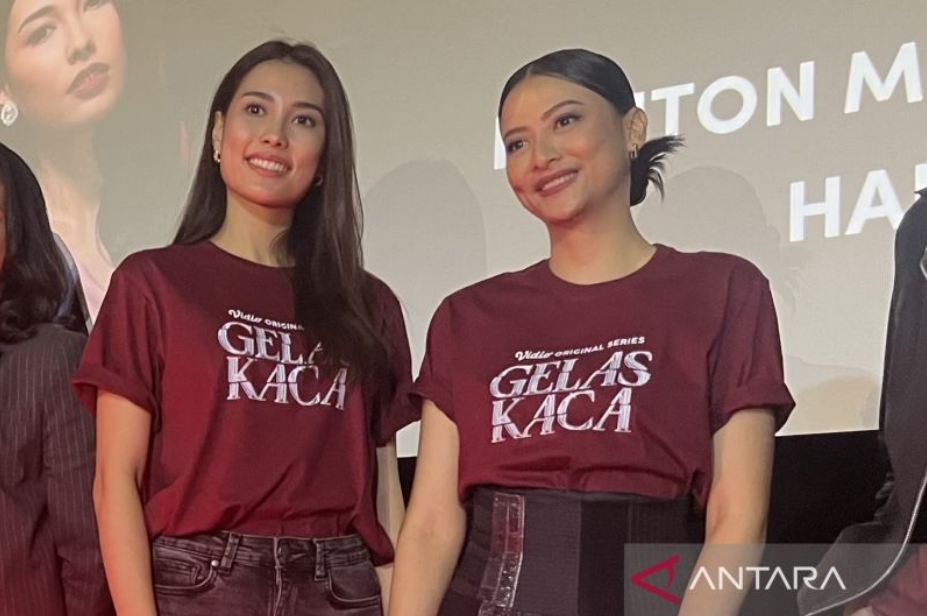 Frederika Cull (kiri) dalam serial Gelas Kaca. (ANTARA)