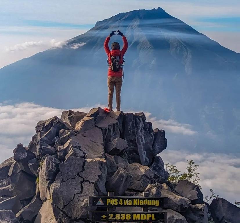 Mendaki Gunung Sindoro via Kledung. (ALIYAH-PNM/JAWA POS RADAR LAWU)